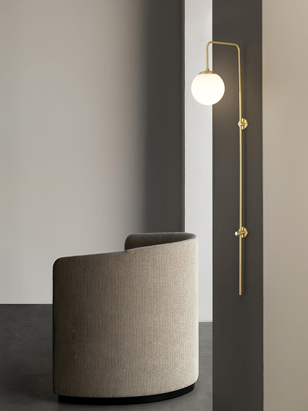 Nyvaris zeitgenössische minimalistische Wandleuchte aus Messing mit Kugel in Glas | Cielum