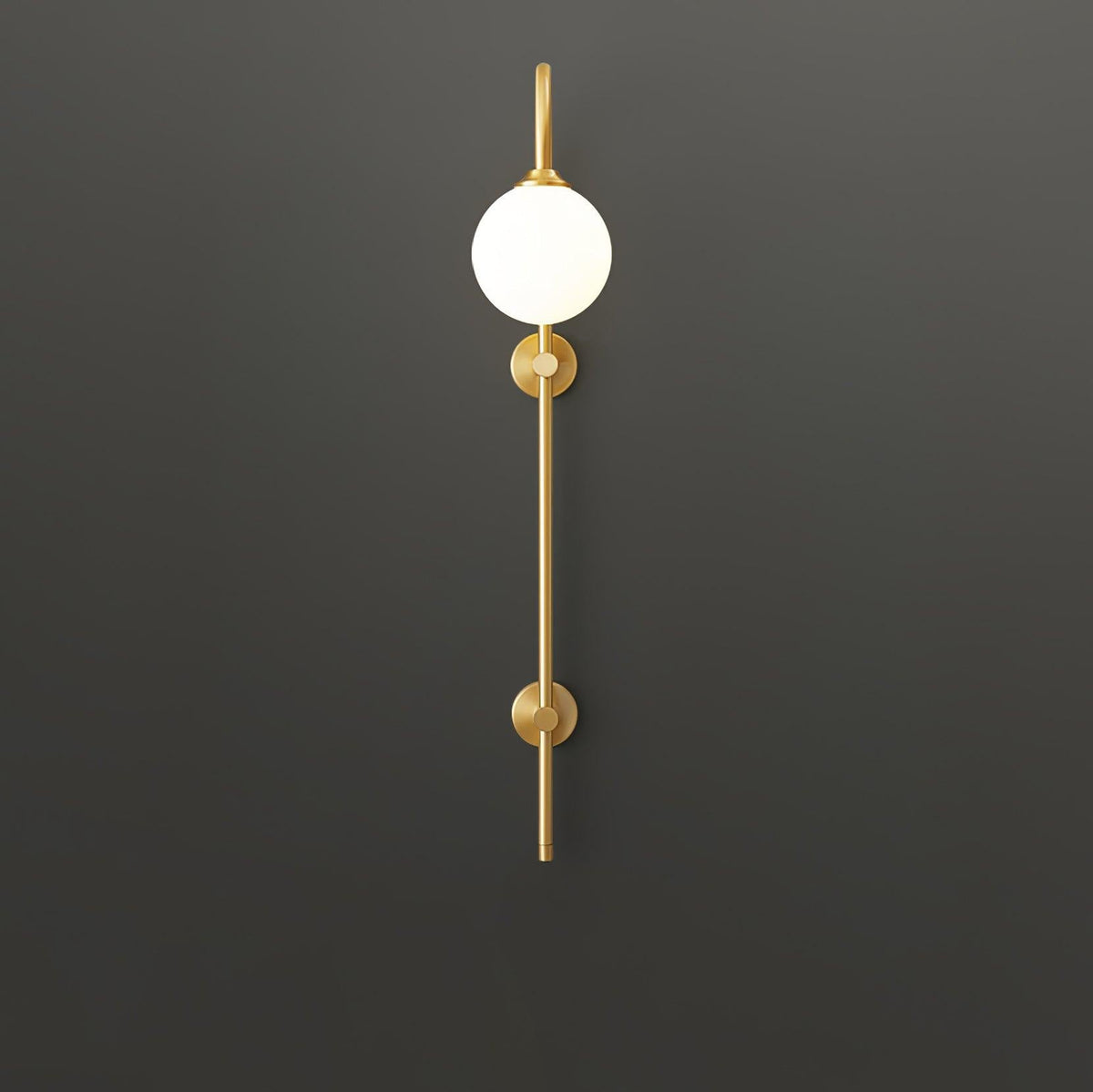 Nyvaris zeitgenössische minimalistische Wandleuchte aus Messing mit Kugel in Glas | Cielum