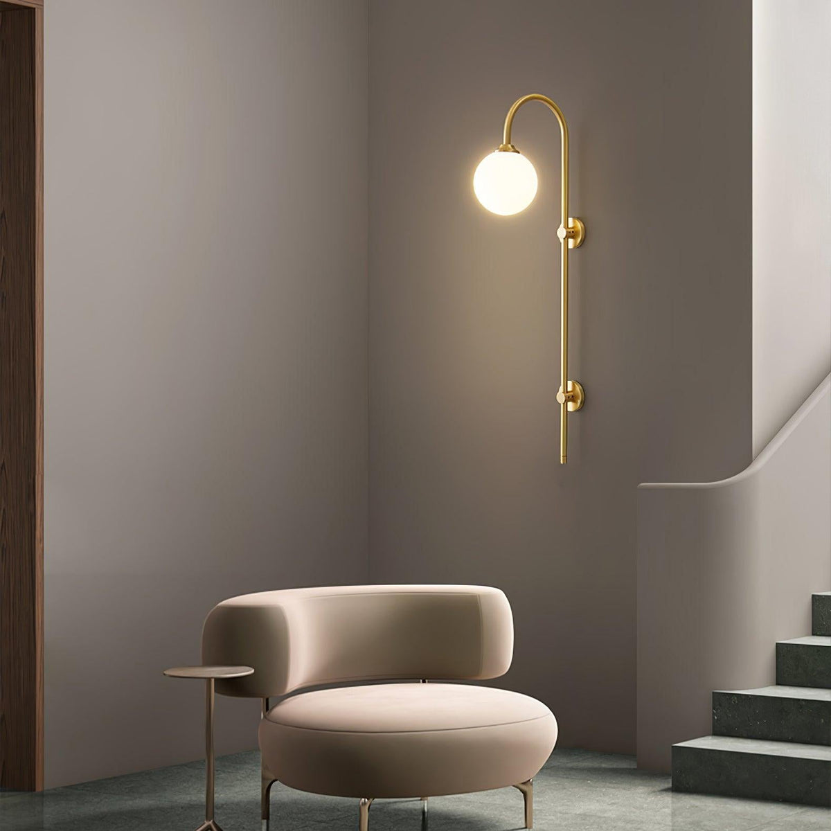 Nyvaris zeitgenössische minimalistische Wandleuchte aus Messing mit Kugel in Glas | Cielum