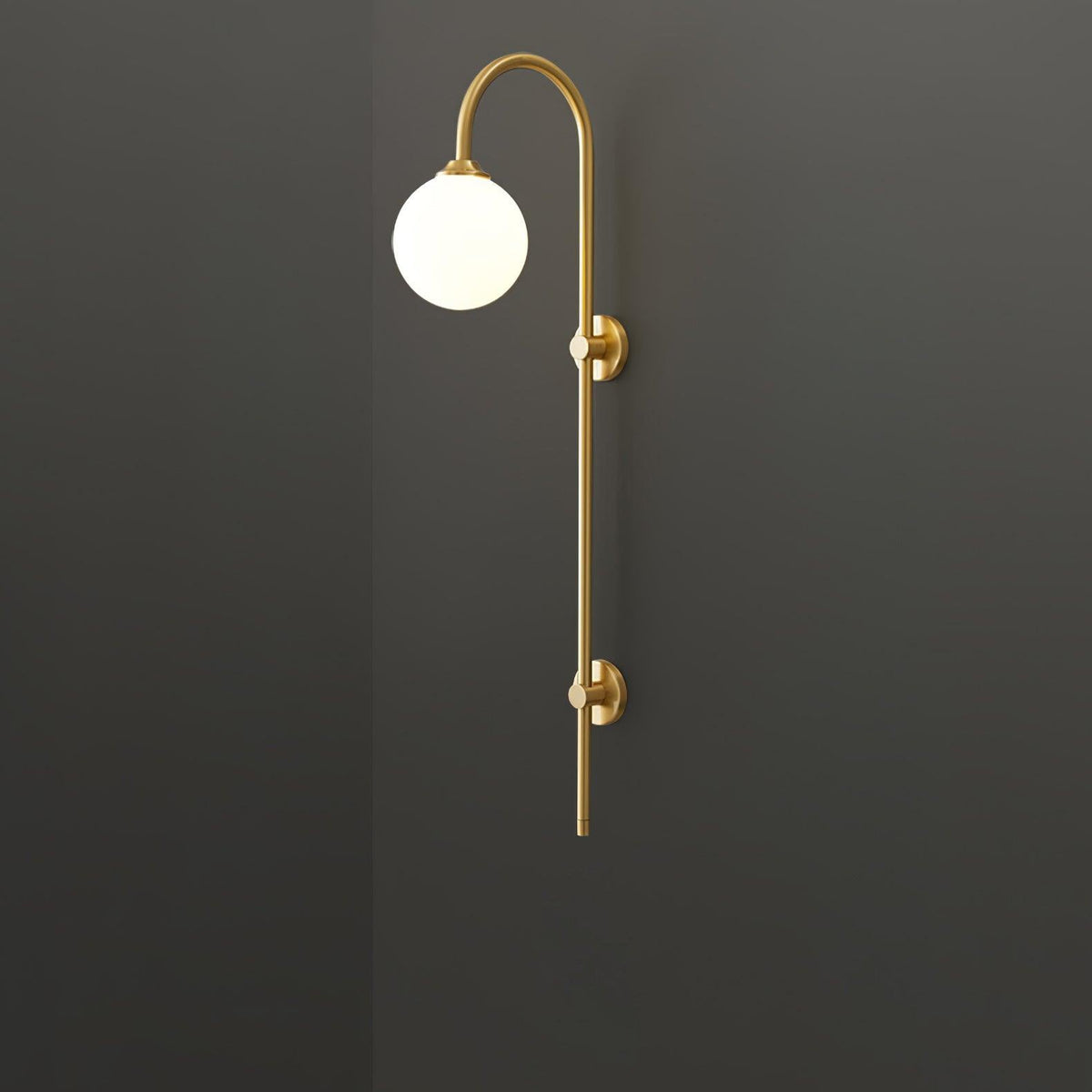 Nyvaris zeitgenössische minimalistische Wandleuchte aus Messing mit Kugel in Glas | Cielum