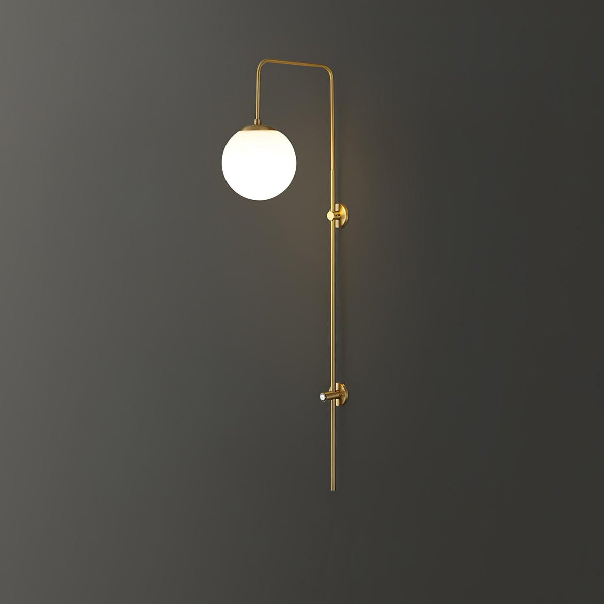 Nyvaris zeitgenössische minimalistische Wandleuchte aus Messing mit Kugel in Glas | Cielum
