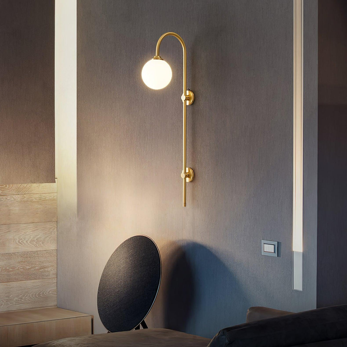 Nyvaris zeitgenössische minimalistische Wandleuchte aus Messing mit Kugel in Glas | Cielum