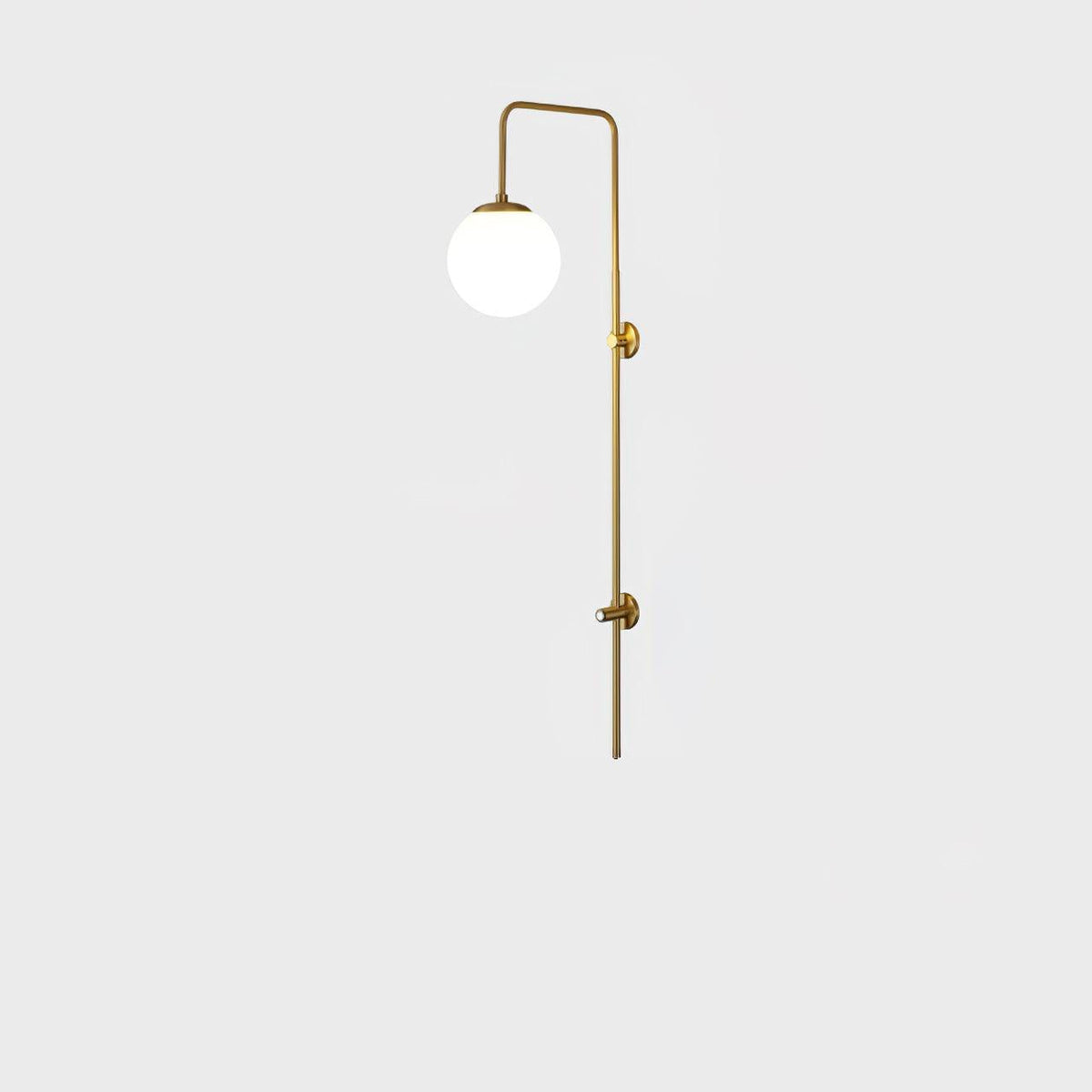 Nyvaris zeitgenössische minimalistische Wandleuchte aus Messing mit Kugel in Glas | Cielum