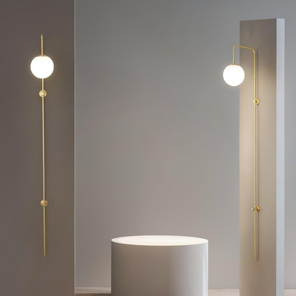 Nyvaris zeitgenössische minimalistische Wandleuchte aus Messing mit Kugel in Glas | Cielum