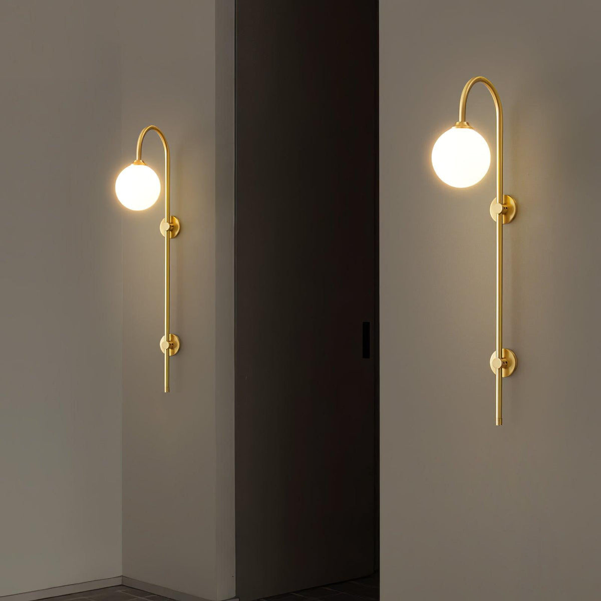 Nyvaris zeitgenössische minimalistische Wandleuchte aus Messing mit Kugel in Glas | Cielum