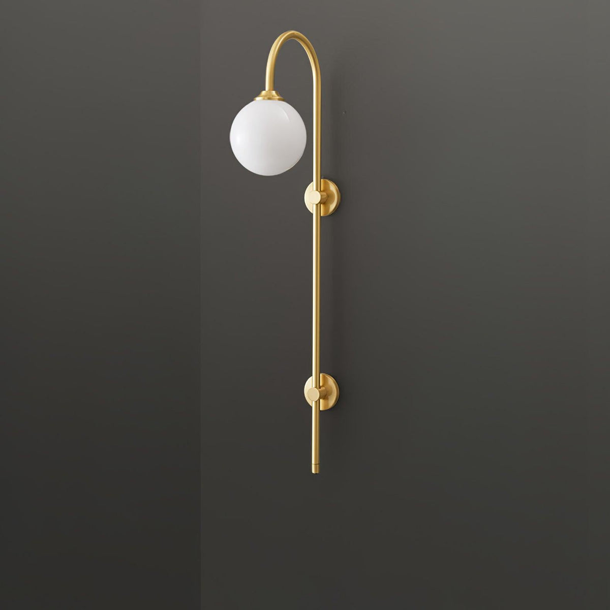 Nyvaris zeitgenössische minimalistische Wandleuchte aus Messing mit Kugel in Glas | Cielum