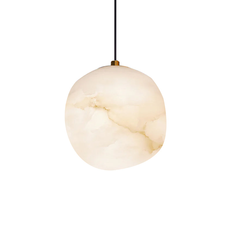 Ralen Pendelleuchte aus Alabaster mit Messing-Akzenten für eine warme, elegante Atmosphäre