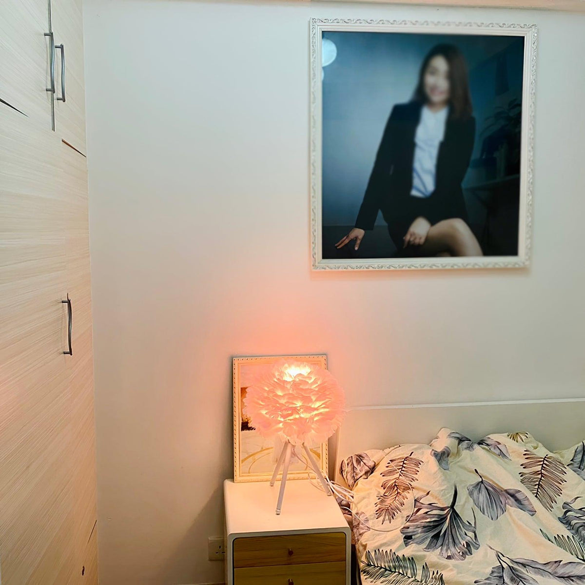 Nilo Feder-Tischlampe im femininen Stil