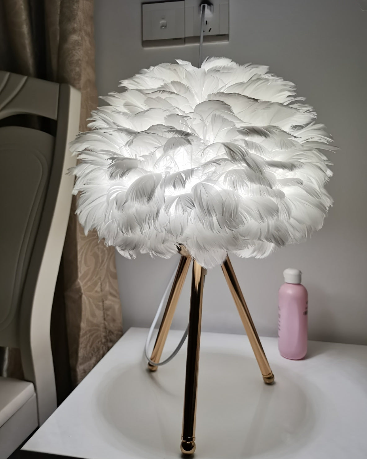 Nilo Feder-Tischlampe im femininen Stil