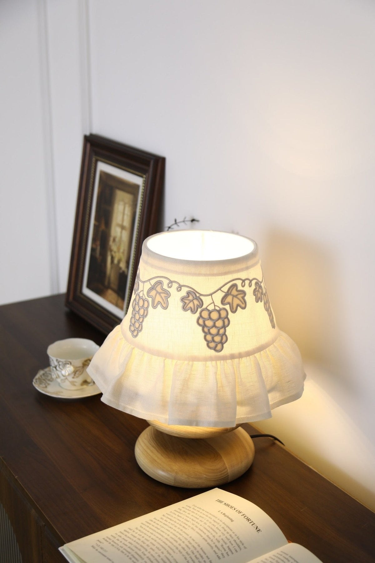 Grape Embroidery Tischleuchte