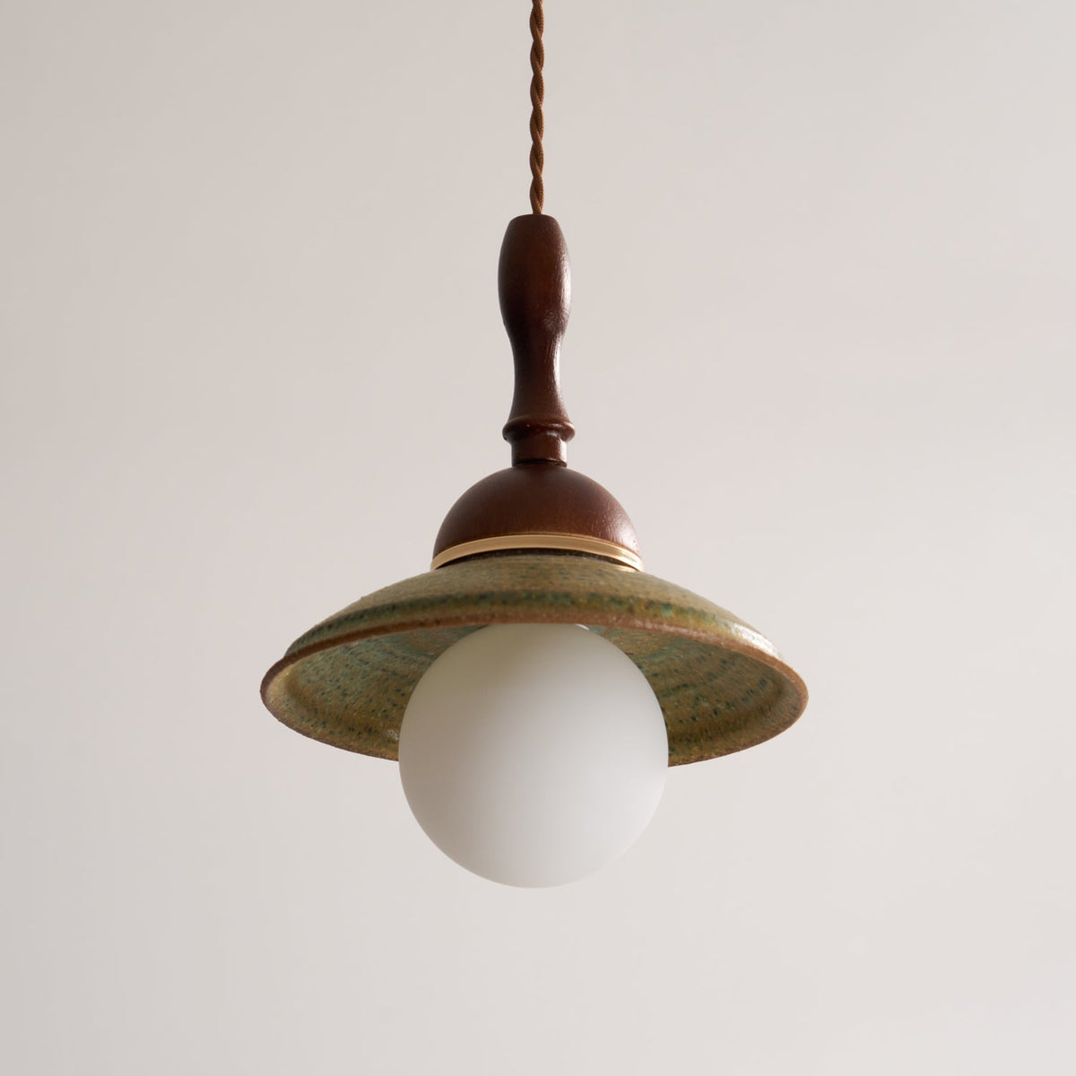 Macell Pendelleuchte aus Holz und Keramik im nordischen Kunststil