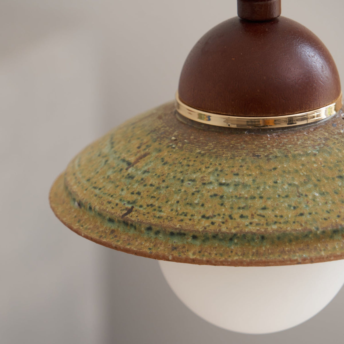 Macell Pendelleuchte aus Holz und Keramik im nordischen Kunststil