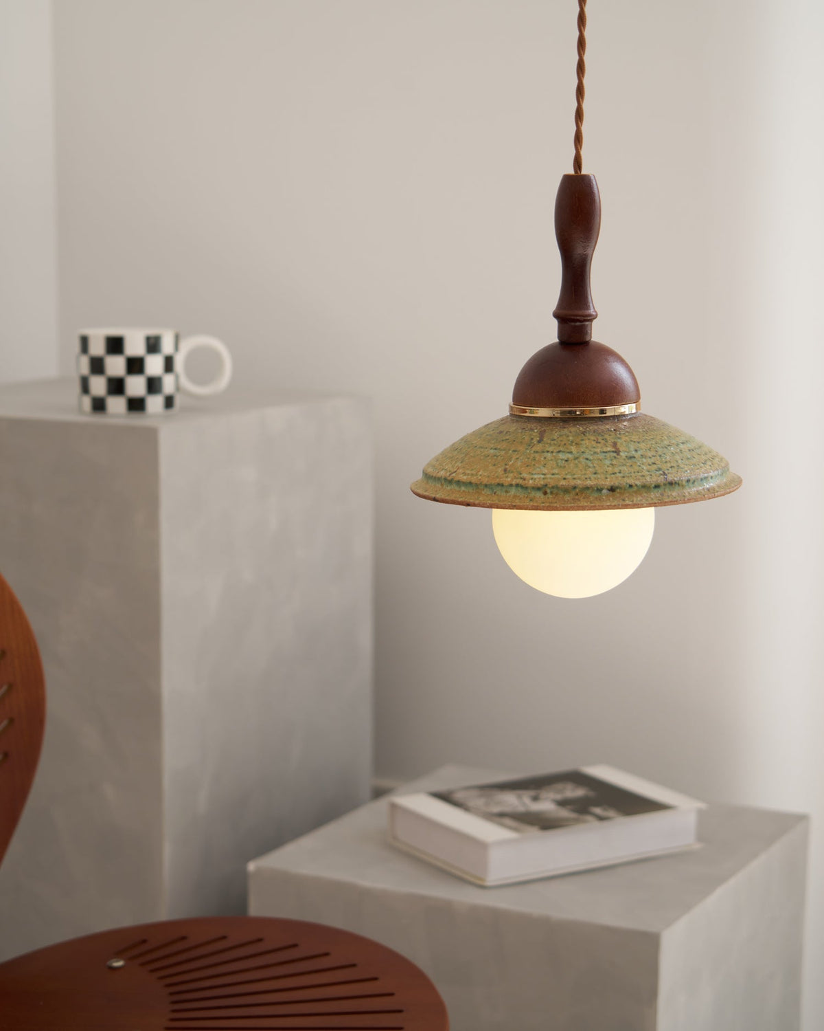 Macell Pendelleuchte aus Holz und Keramik im nordischen Kunststil