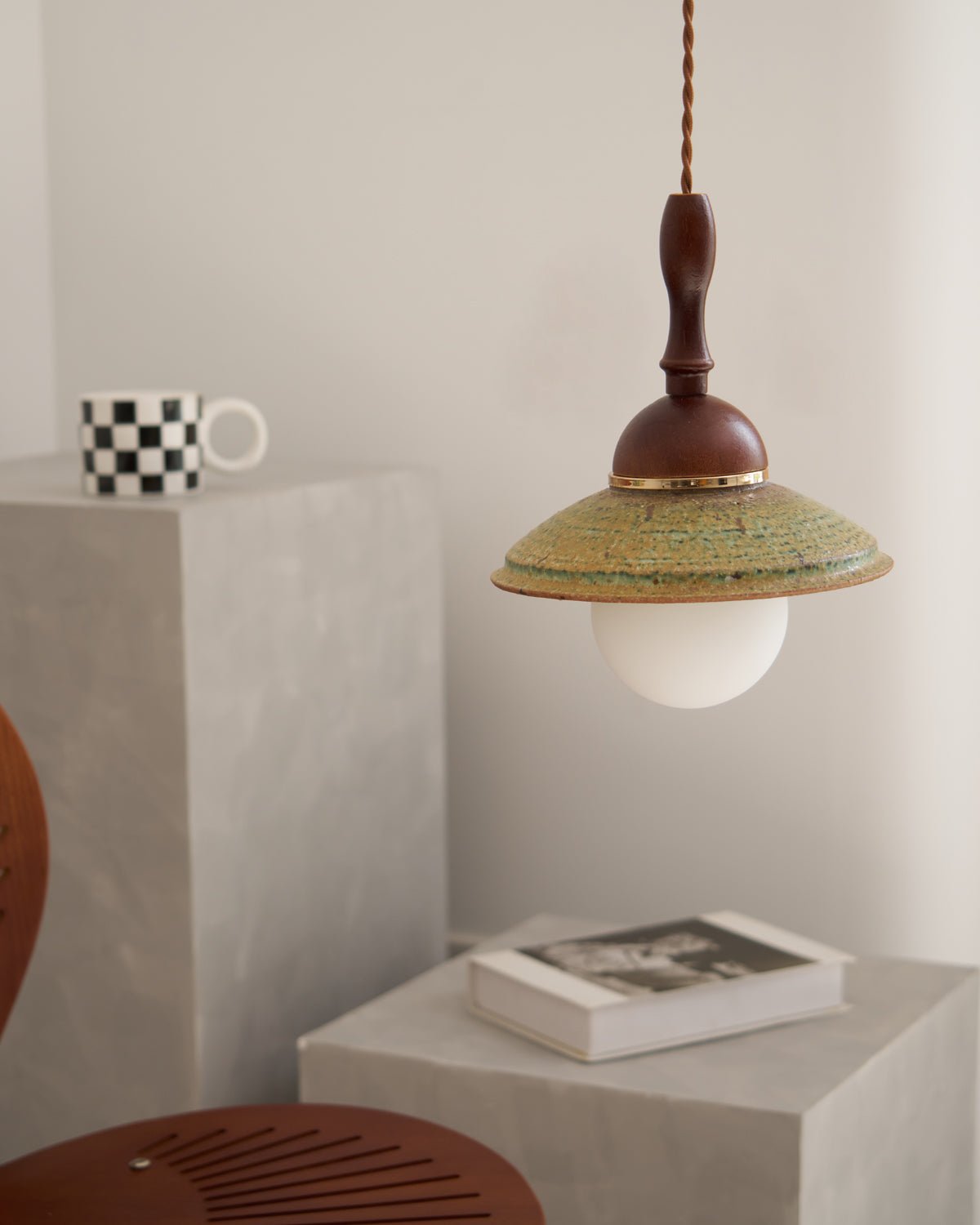 Macell Pendelleuchte aus Holz und Keramik im nordischen Kunststil