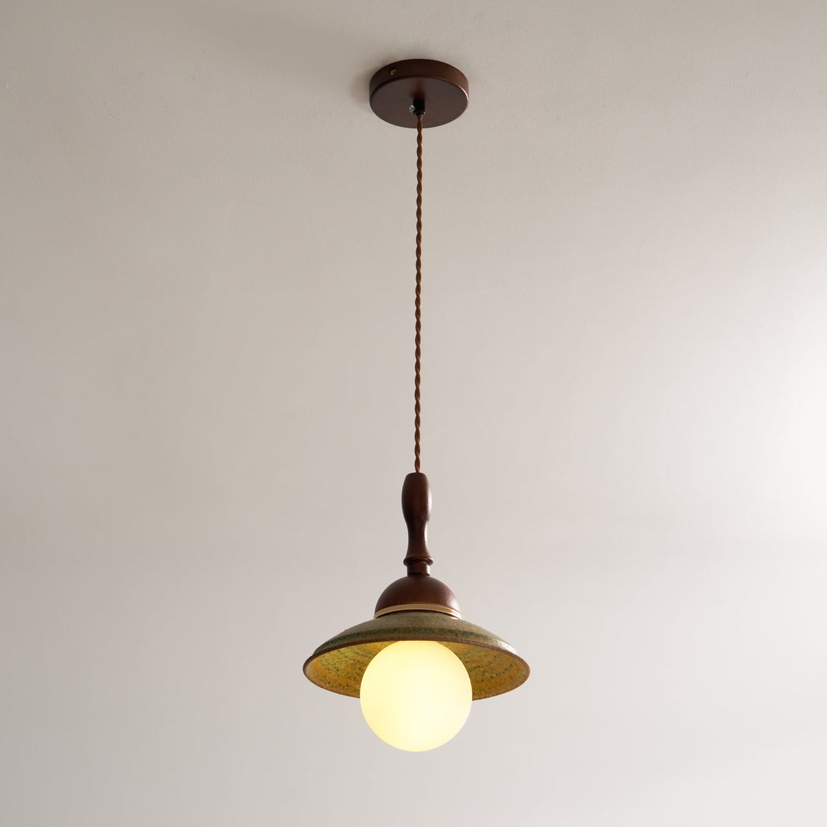 Macell Pendelleuchte aus Holz und Keramik im nordischen Kunststil