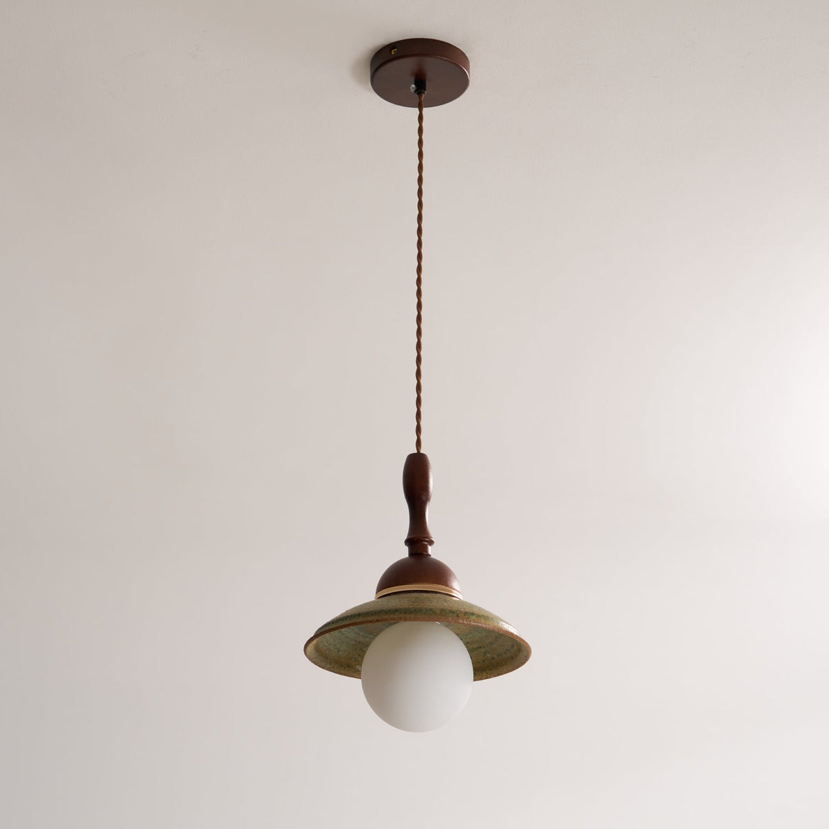 Macell Pendelleuchte aus Holz und Keramik im nordischen Kunststil