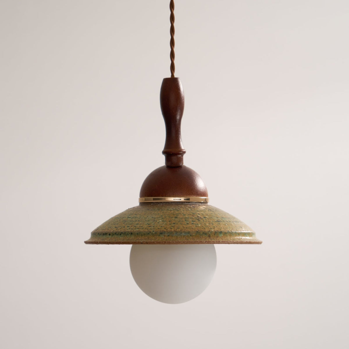 Macell Pendelleuchte aus Holz und Keramik im nordischen Kunststil