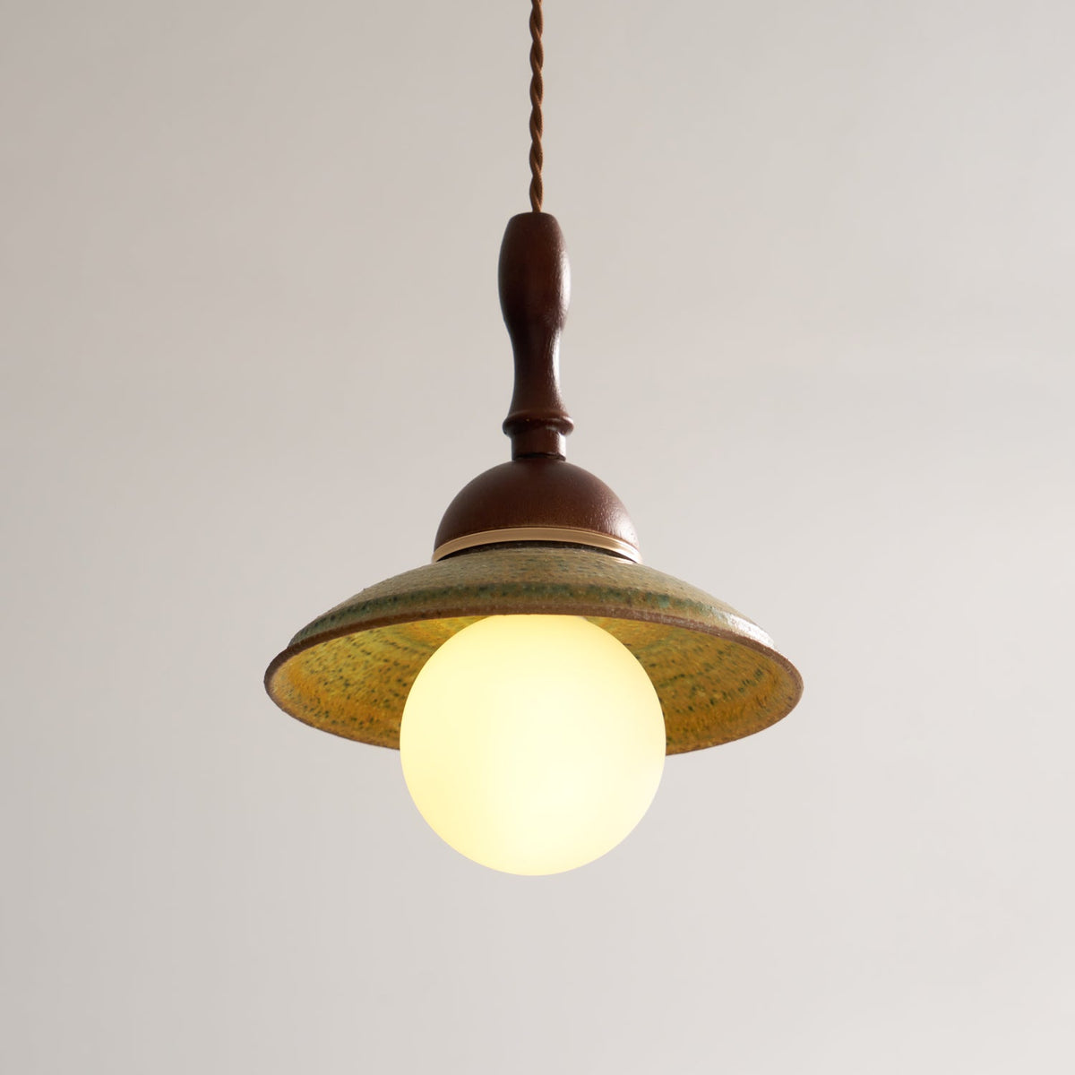 Macell Pendelleuchte aus Holz und Keramik im nordischen Kunststil