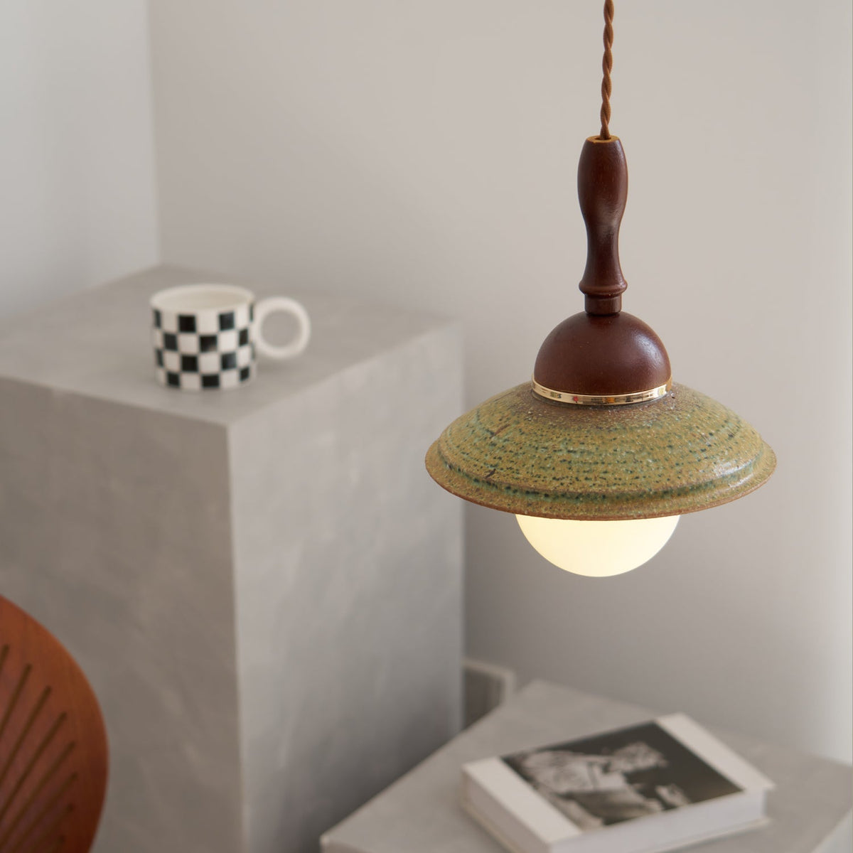 Macell Pendelleuchte aus Holz und Keramik im nordischen Kunststil