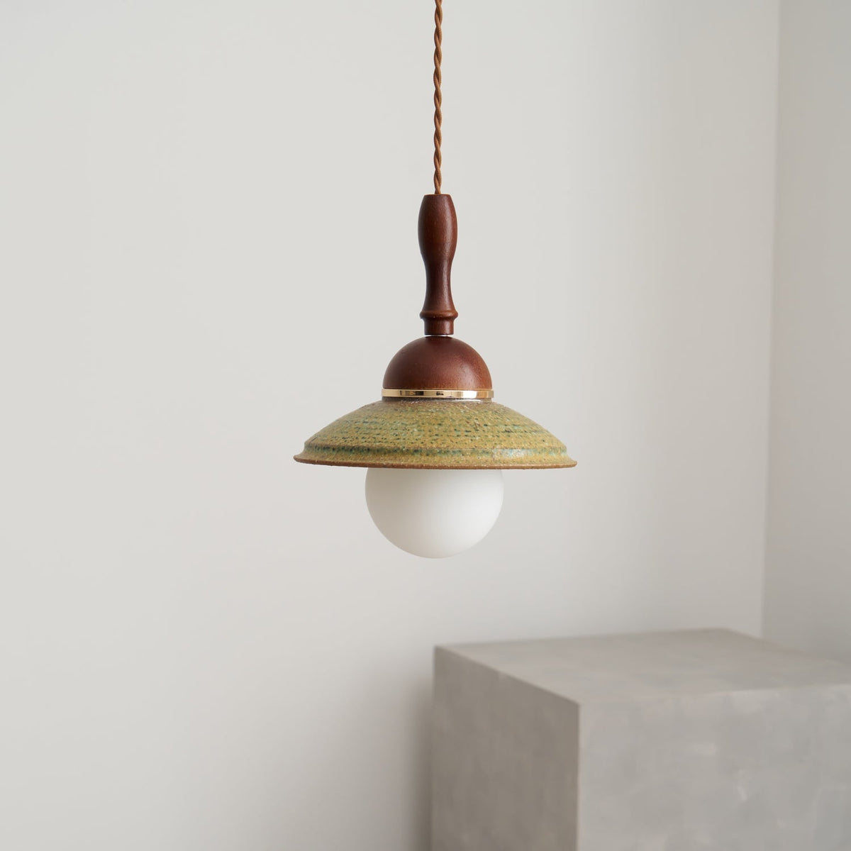 Macell Pendelleuchte aus Holz und Keramik im nordischen Kunststil