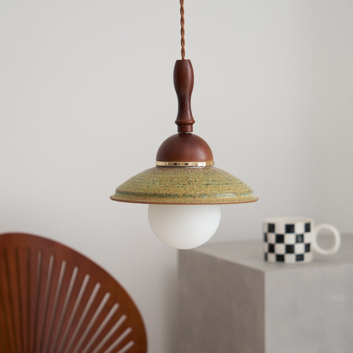 Macell Pendelleuchte aus Holz und Keramik im nordischen Kunststil