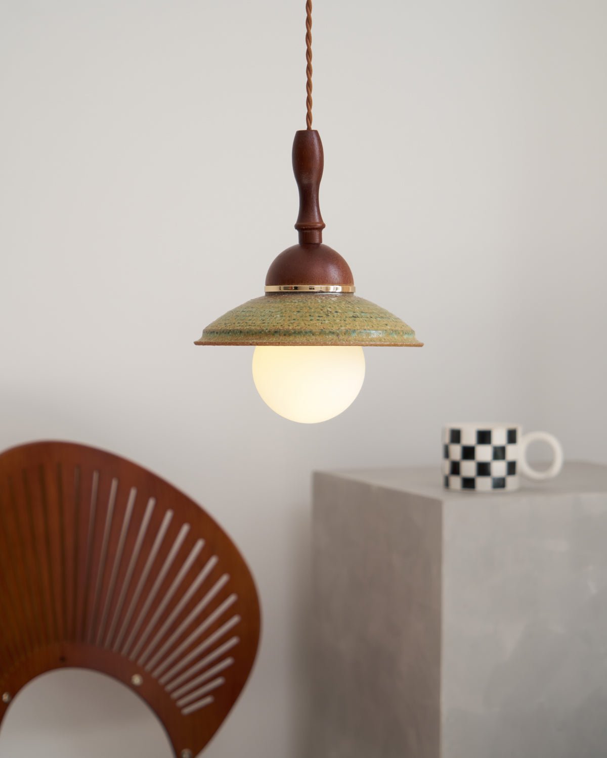 Macell Pendelleuchte aus Holz und Keramik im nordischen Kunststil