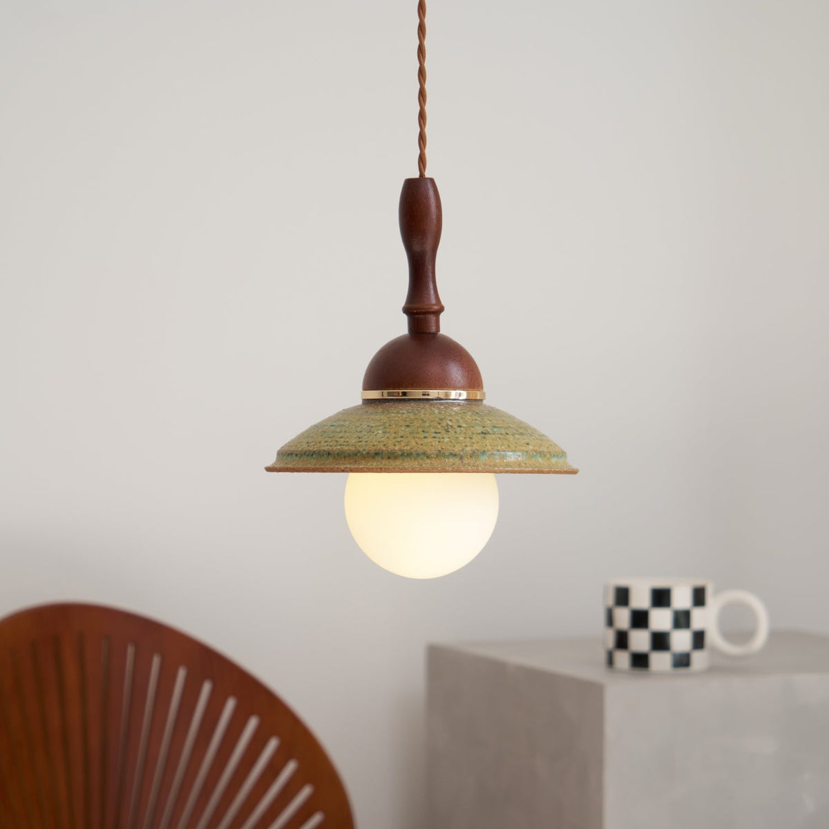 Macell Pendelleuchte aus Holz und Keramik im nordischen Kunststil