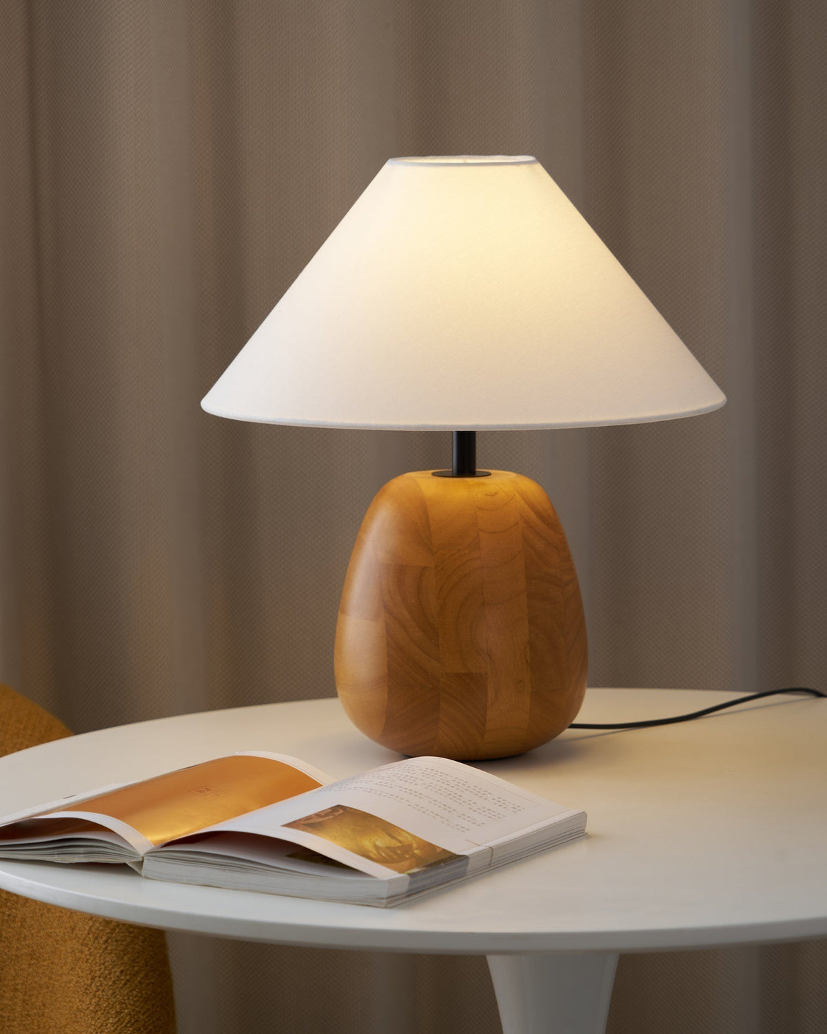 Lindenier Tischleuchte aus Holz
