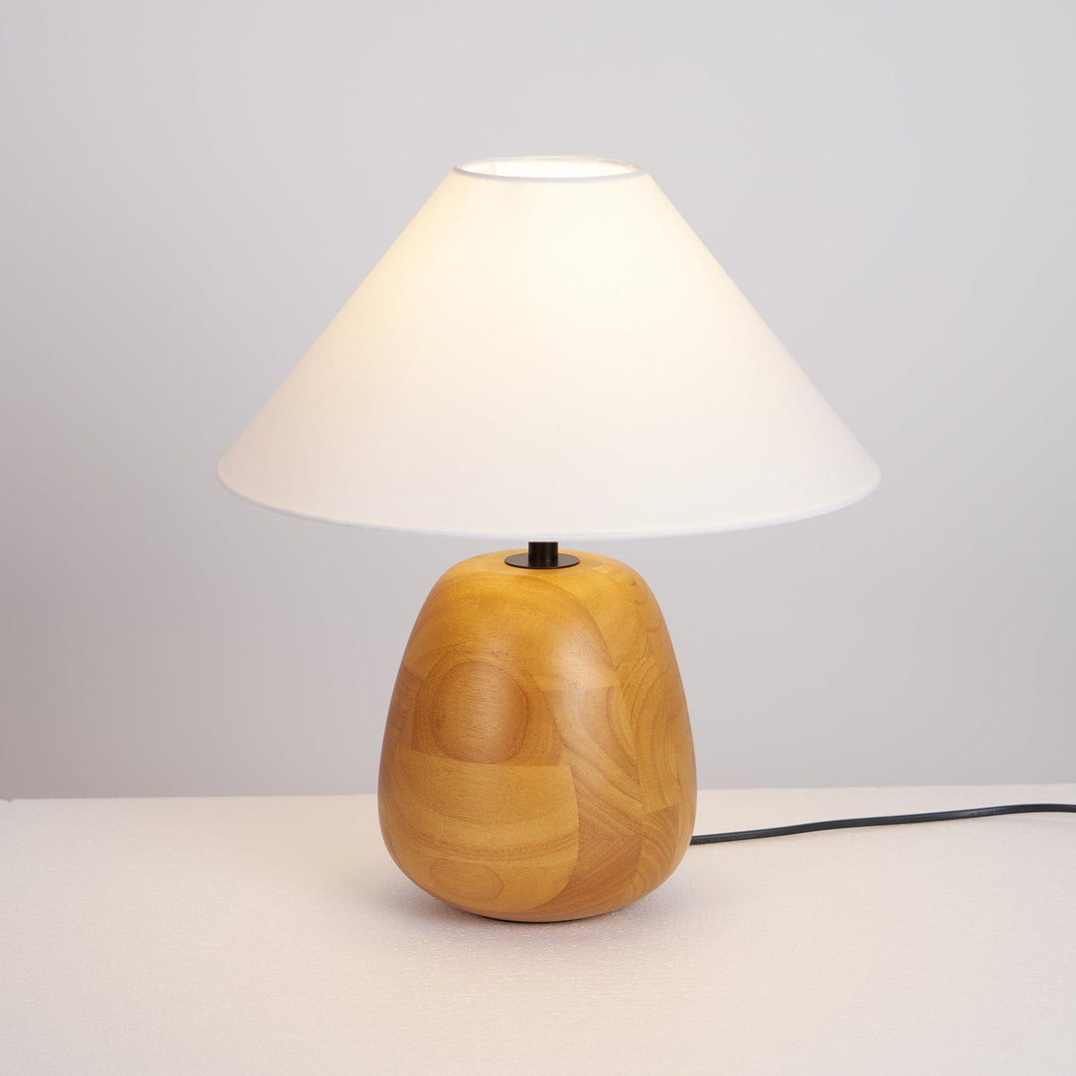 Lindenier Tischleuchte aus Holz