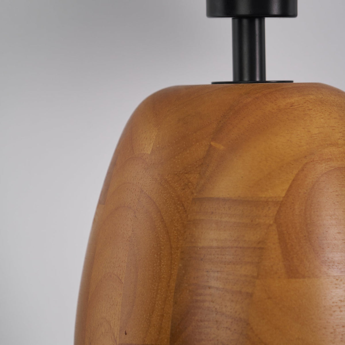 Lindenier Tischleuchte aus Holz