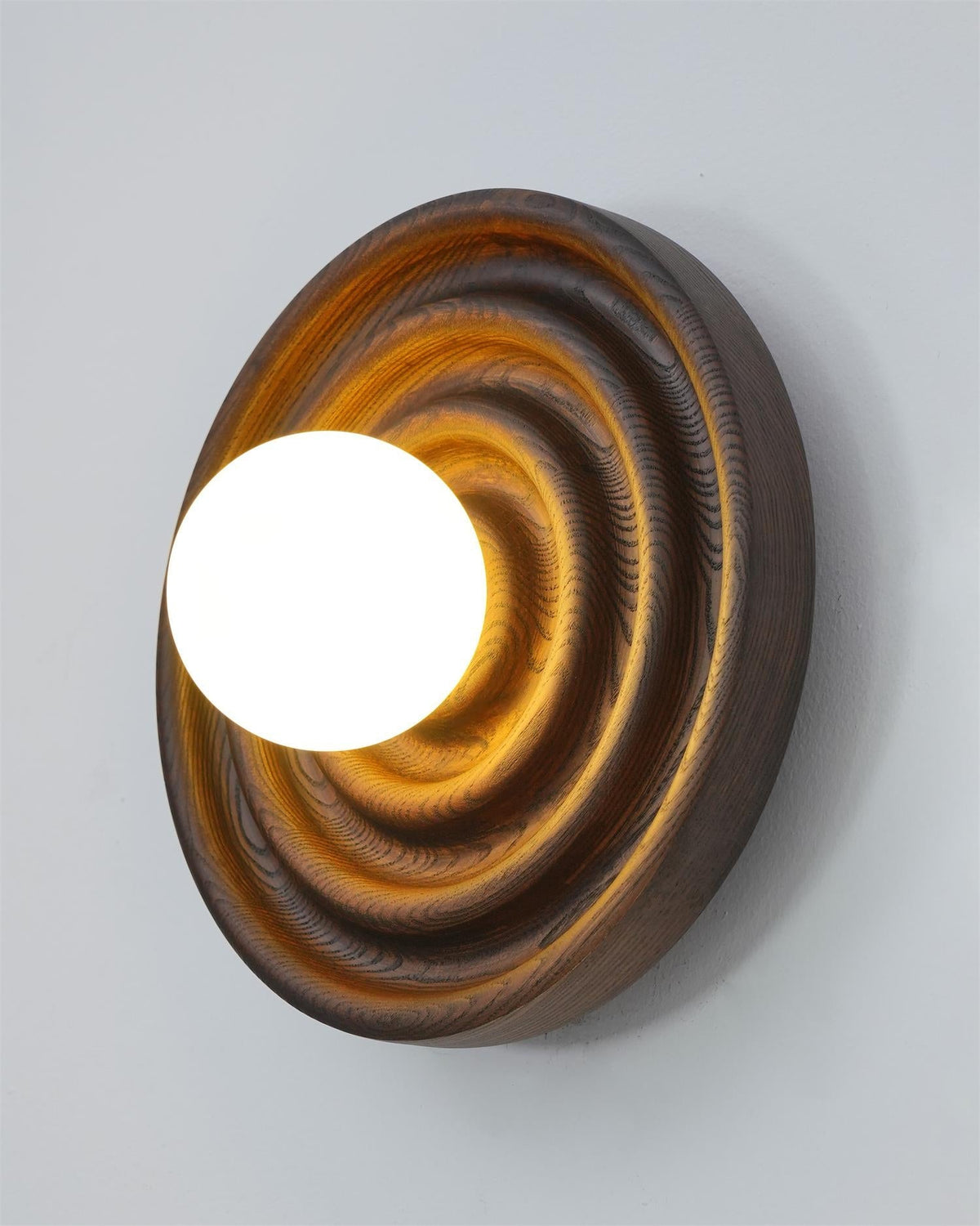 Aldinise Wandleuchte Ripple mit Erlenholzkörper und Kugellampenschirm aus Glas