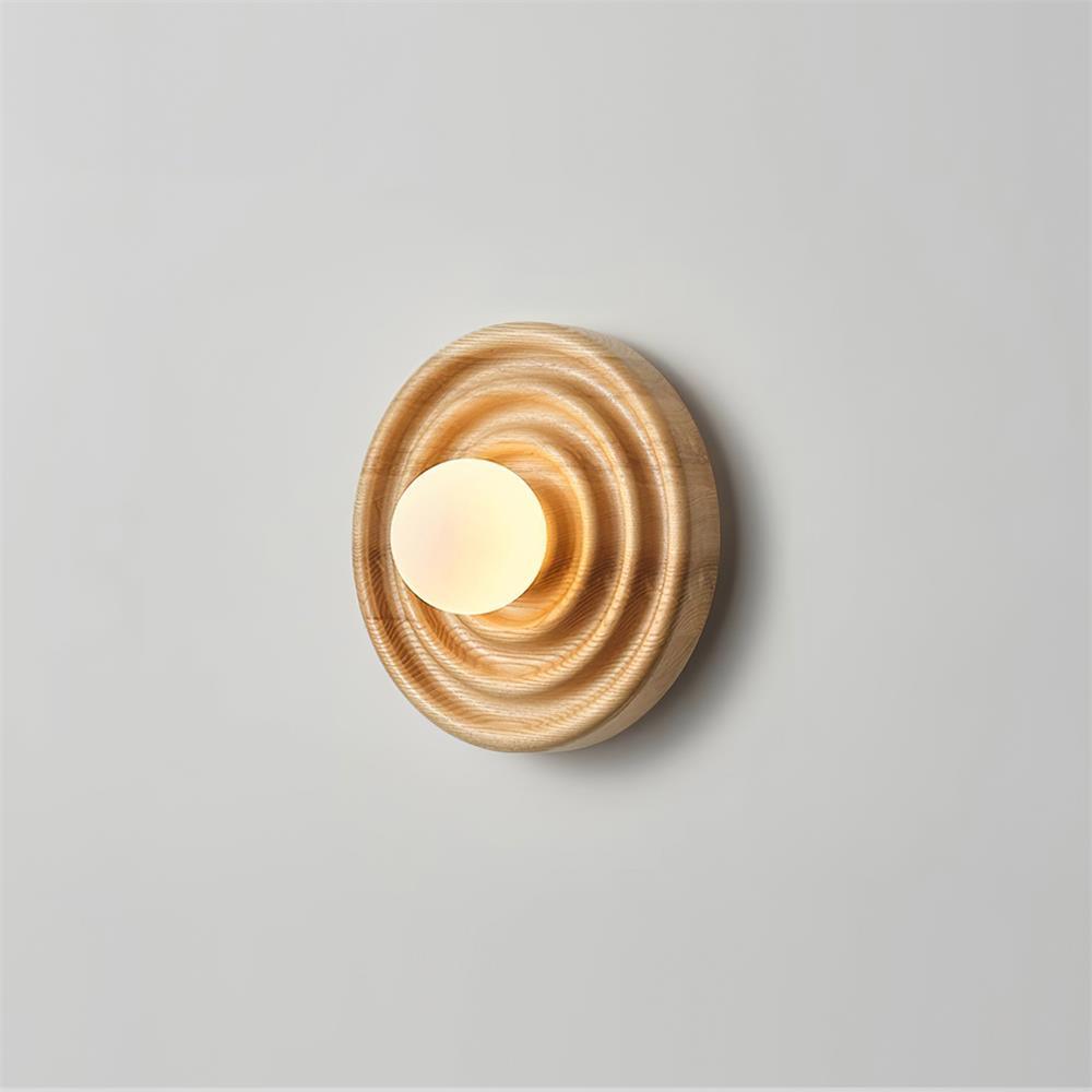 Aldinise Wandleuchte Ripple mit Erlenholzkörper und Kugellampenschirm aus Glas