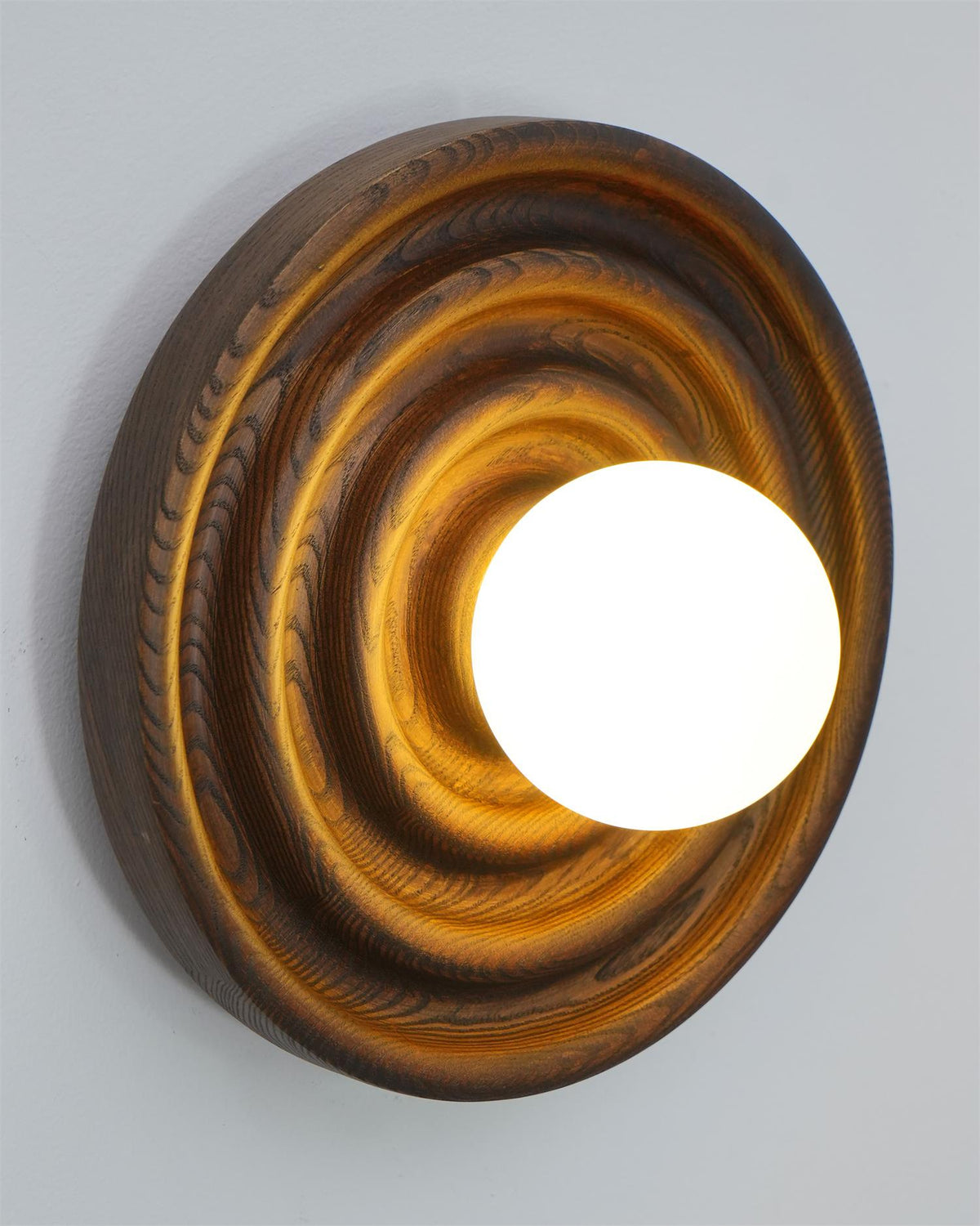 Aldinise Wandleuchte Ripple mit Erlenholzkörper und Kugellampenschirm aus Glas