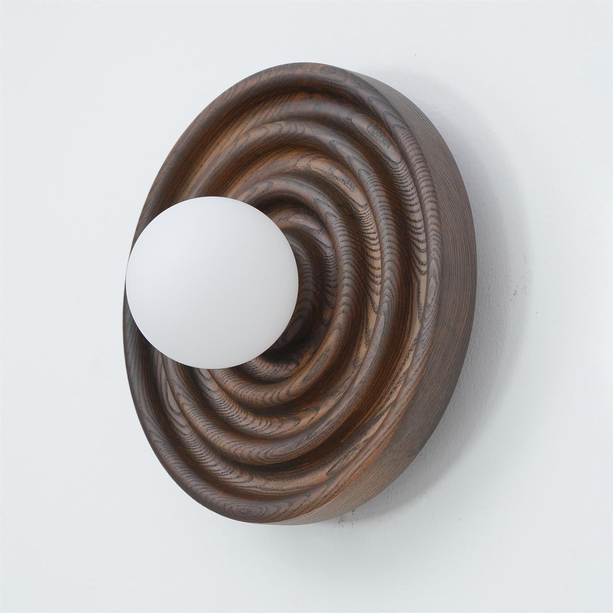 Aldinise Wandleuchte Ripple mit Erlenholzkörper und Kugellampenschirm aus Glas