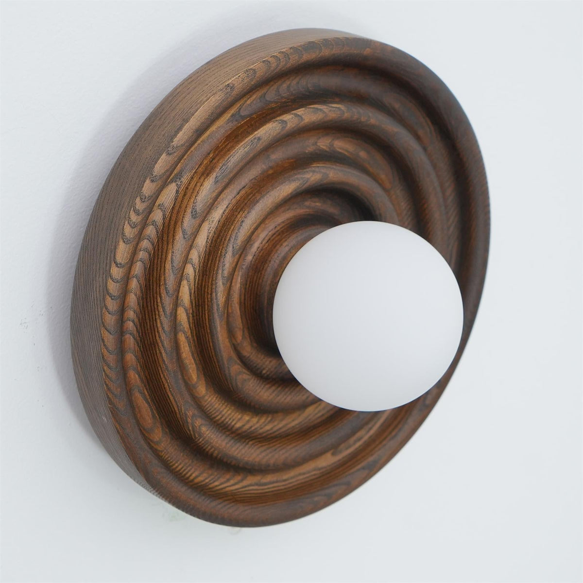 Aldinise Wandleuchte Ripple mit Erlenholzkörper und Kugellampenschirm aus Glas
