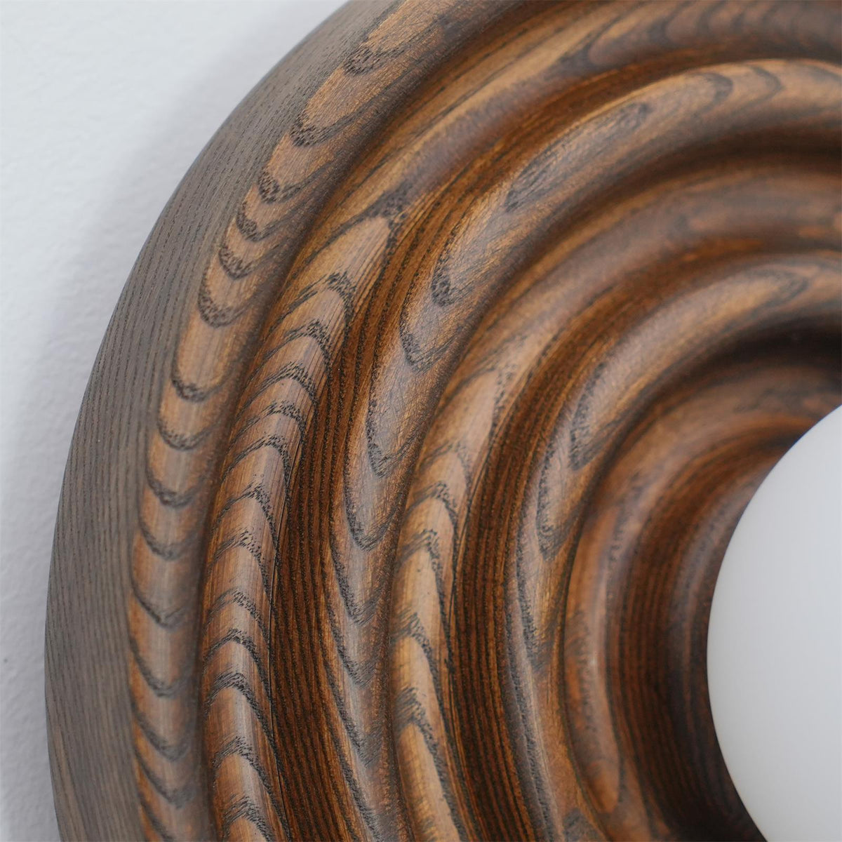 Aldinise Wandleuchte Ripple mit Erlenholzkörper und Kugellampenschirm aus Glas