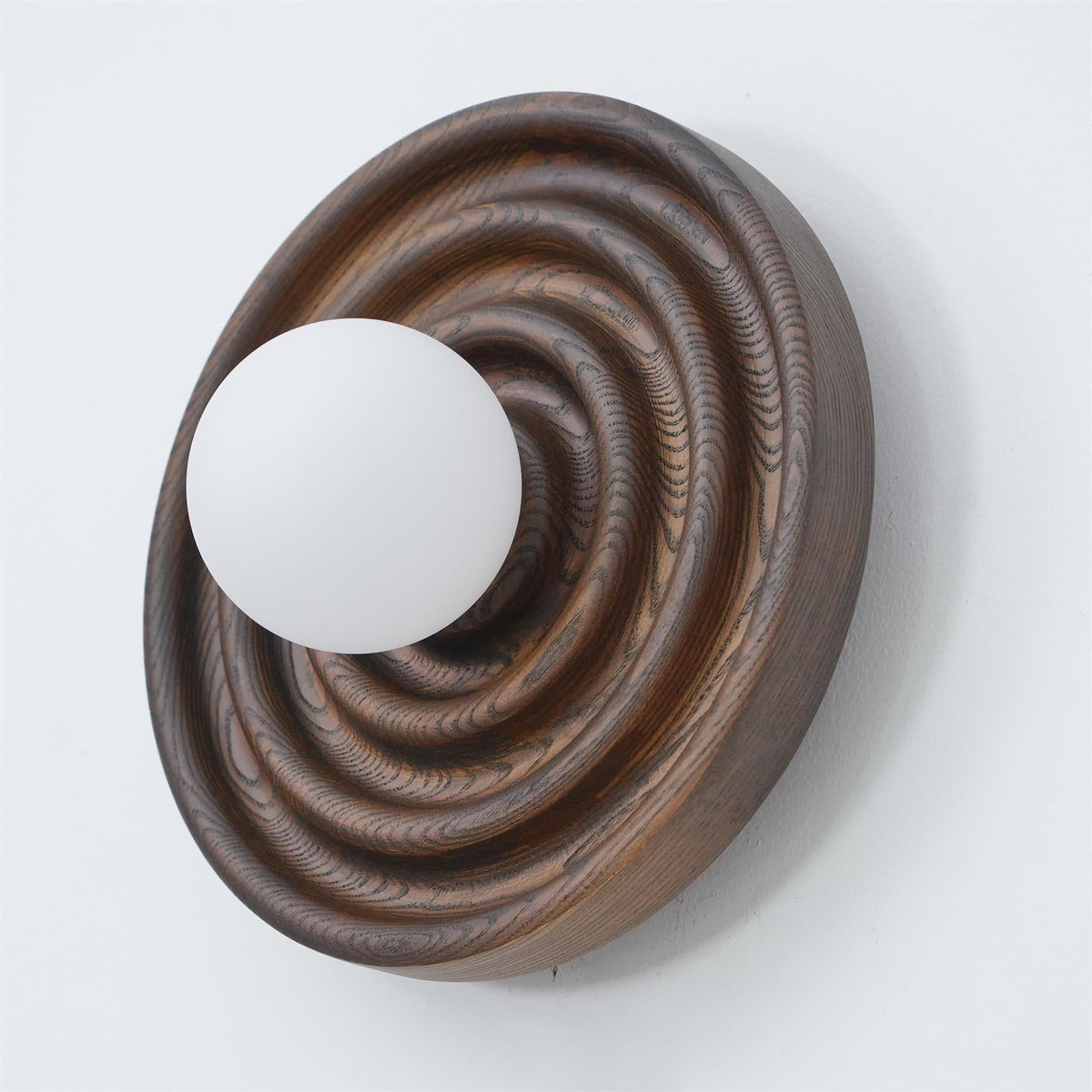 Aldinise Wandleuchte Ripple mit Erlenholzkörper und Kugellampenschirm aus Glas