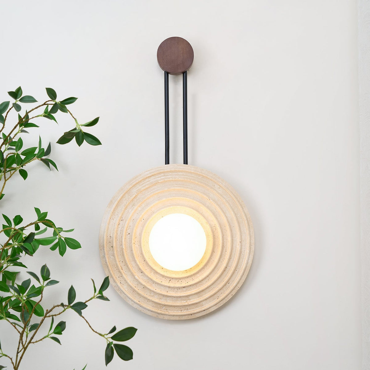 Isoror Spiral-Ring Travertine-Wandleuchte in Dunkelwalnuss & Beige