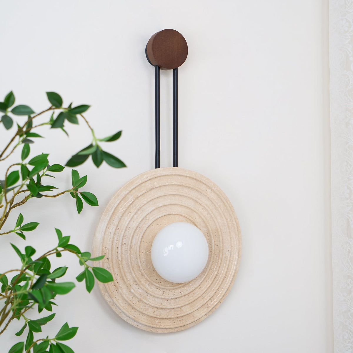 Isoror Spiral-Ring Travertine-Wandleuchte in Dunkelwalnuss & Beige