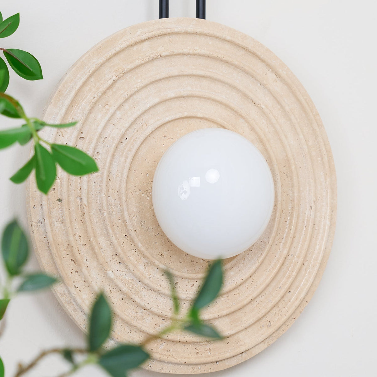 Isoror Spiral-Ring Travertine-Wandleuchte in Dunkelwalnuss & Beige