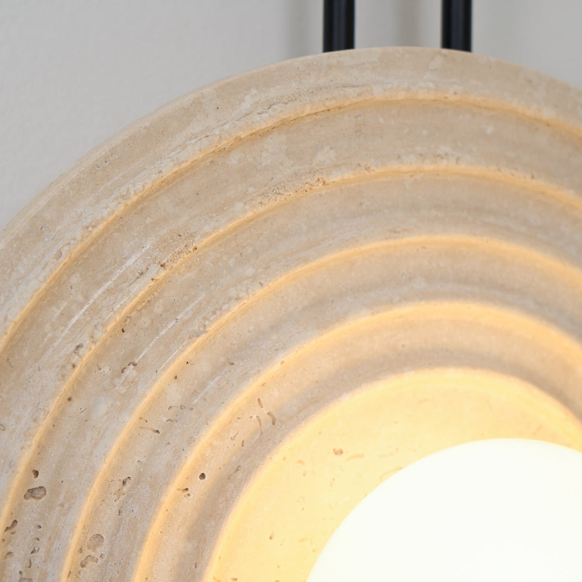Isoror Spiral-Ring Travertine-Wandleuchte in Dunkelwalnuss & Beige