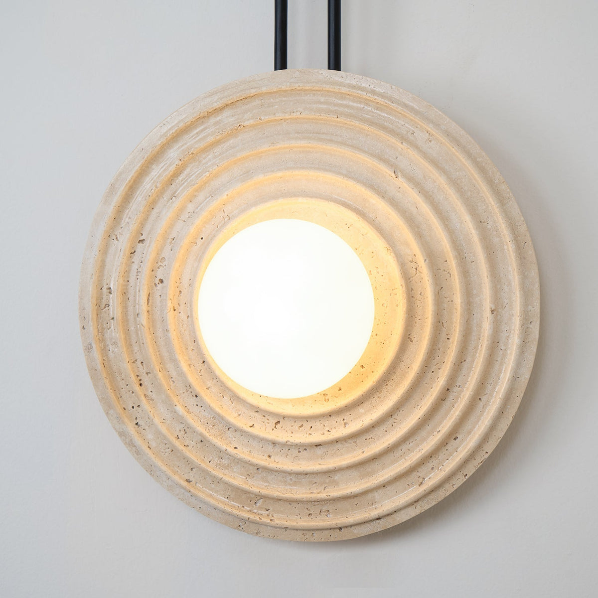 Isoror Spiral-Ring Travertine-Wandleuchte in Dunkelwalnuss & Beige