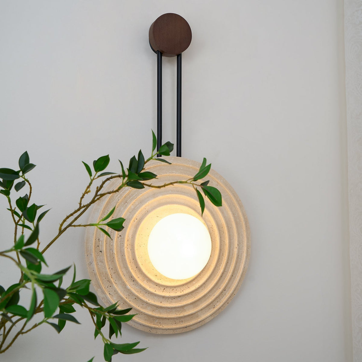 Isoror Spiral-Ring Travertine-Wandleuchte in Dunkelwalnuss & Beige