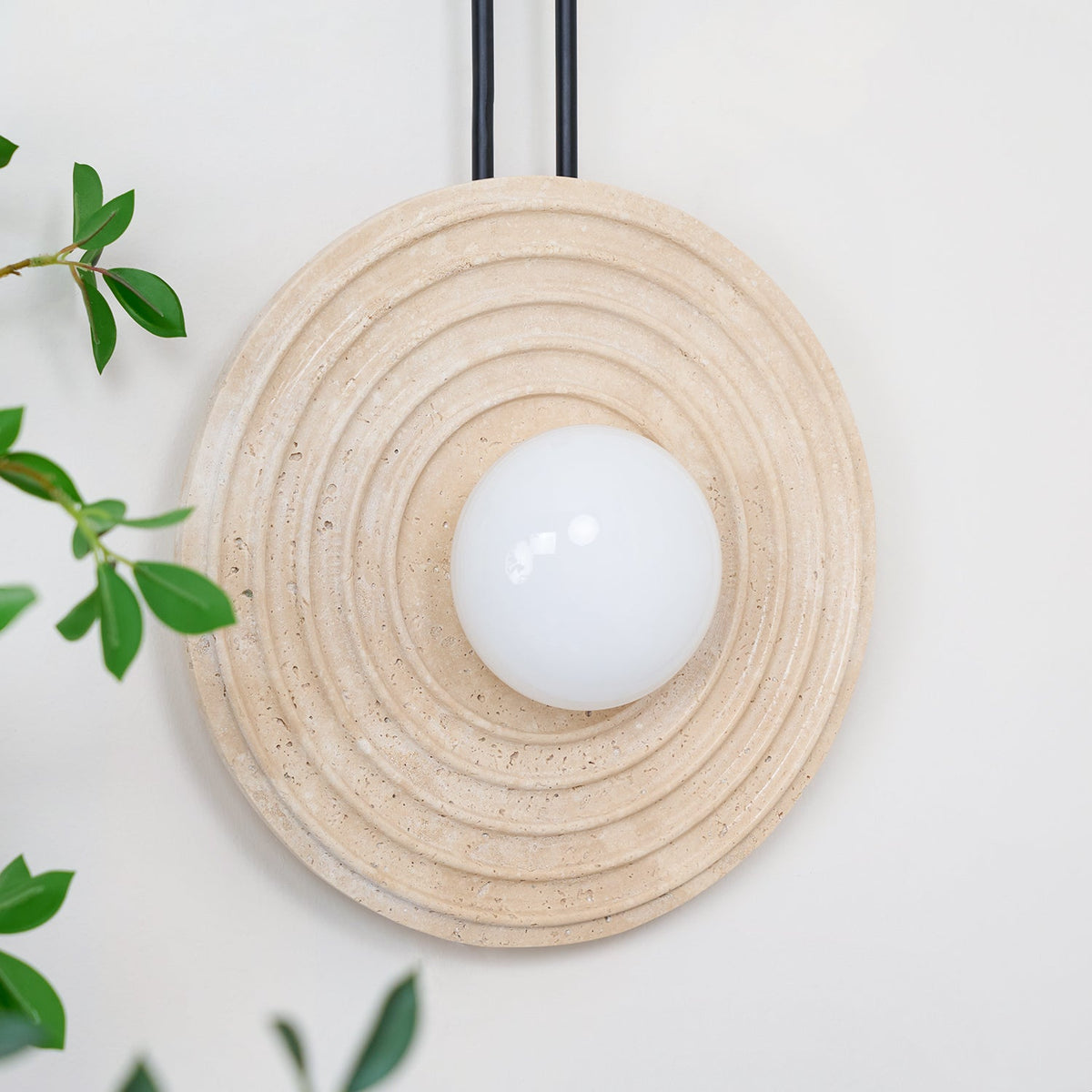 Isoror Spiral-Ring Travertine-Wandleuchte in Dunkelwalnuss & Beige