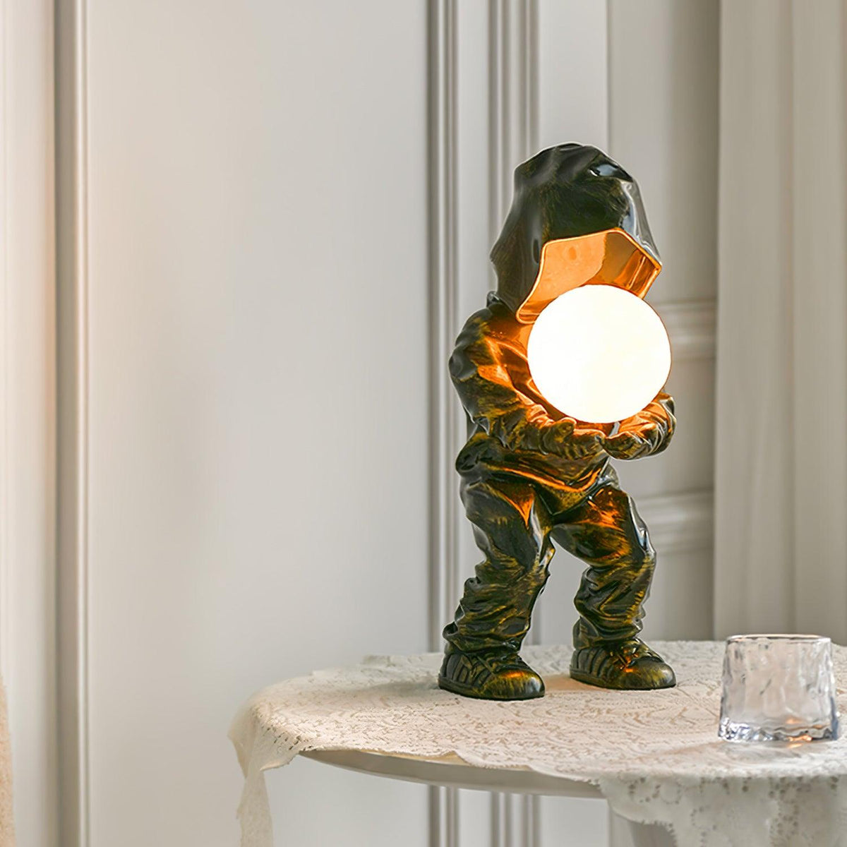Orinex Kunstharz-Tischleuchte mit künstlerischem Design