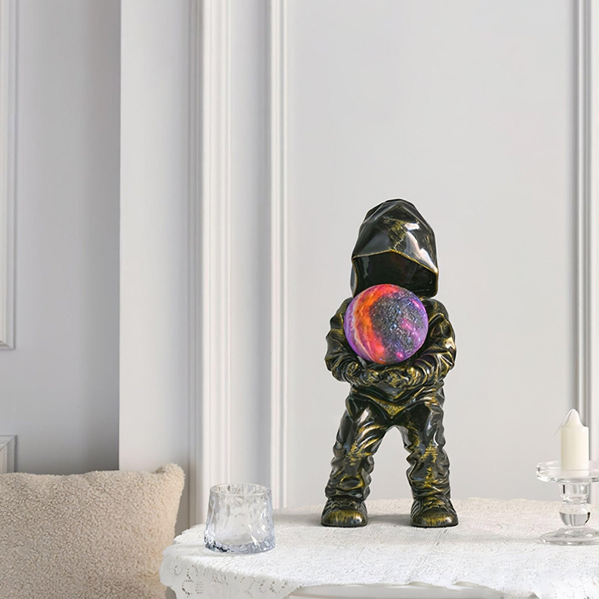 Orinex Kunstharz-Tischleuchte mit künstlerischem Design
