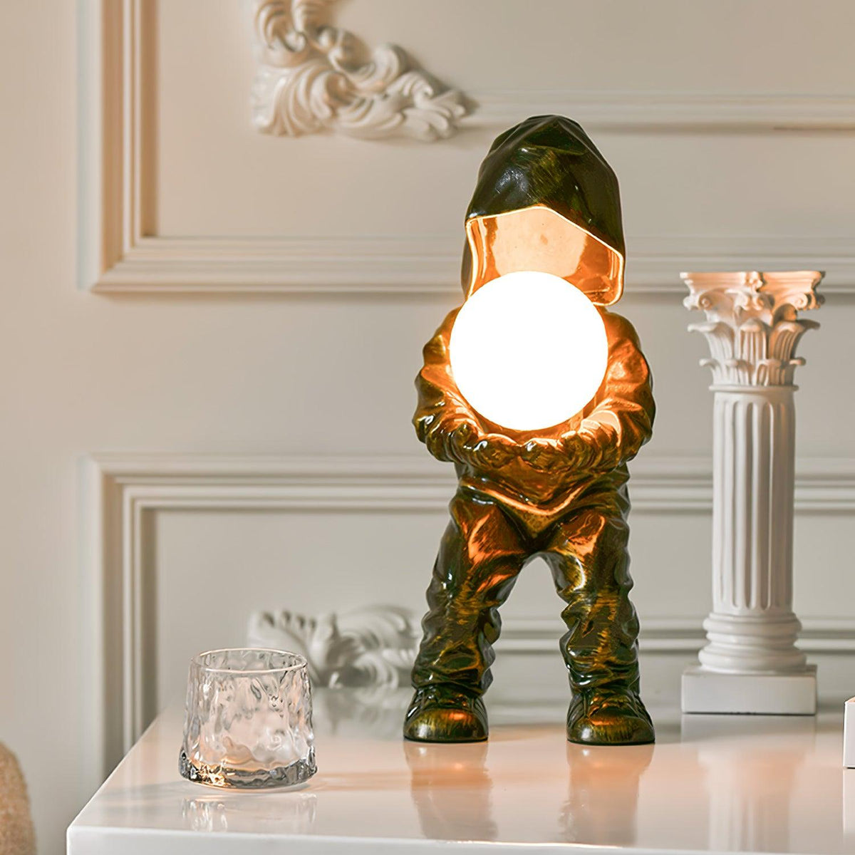 Orinex Kunstharz-Tischleuchte mit künstlerischem Design