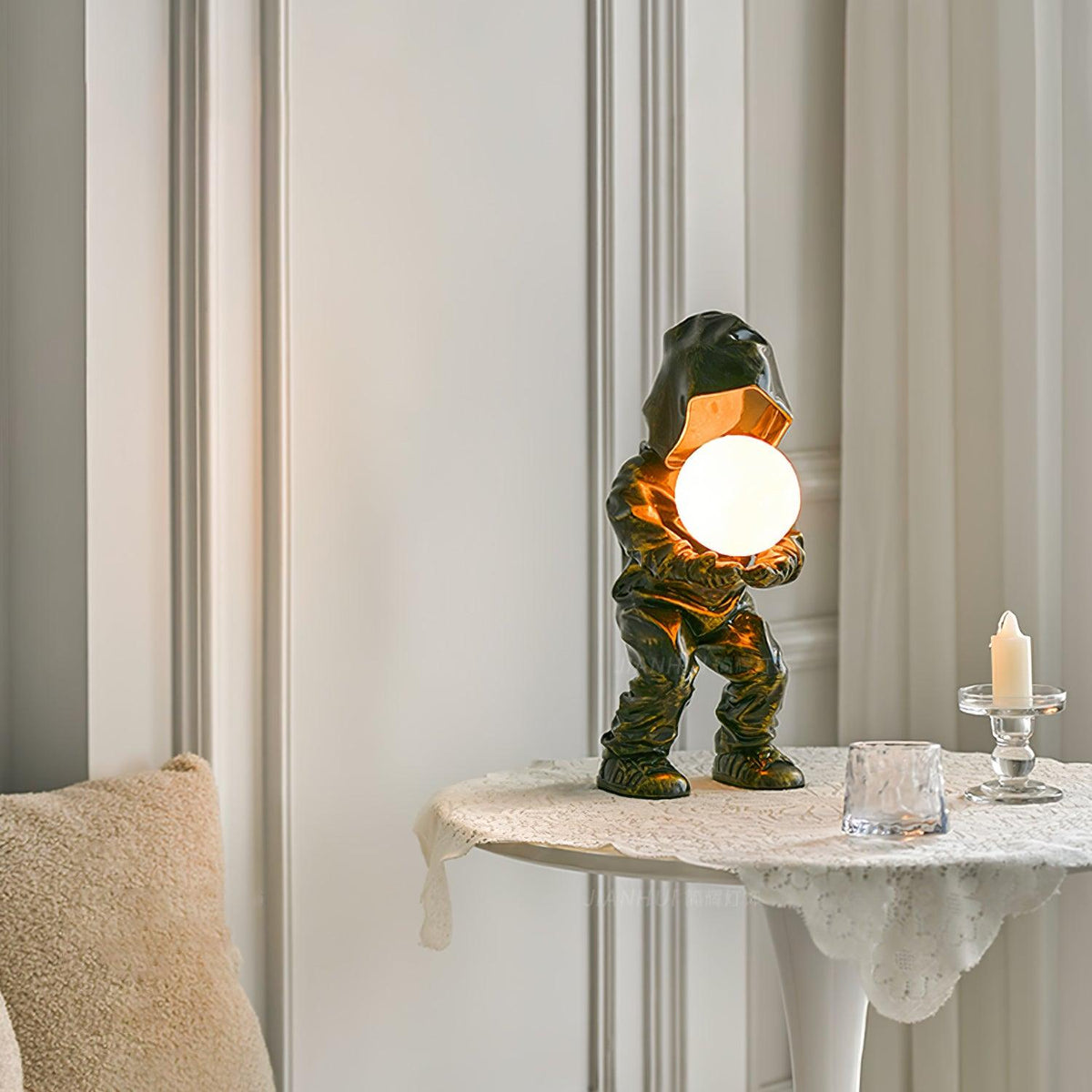 Orinex Kunstharz-Tischleuchte mit künstlerischem Design