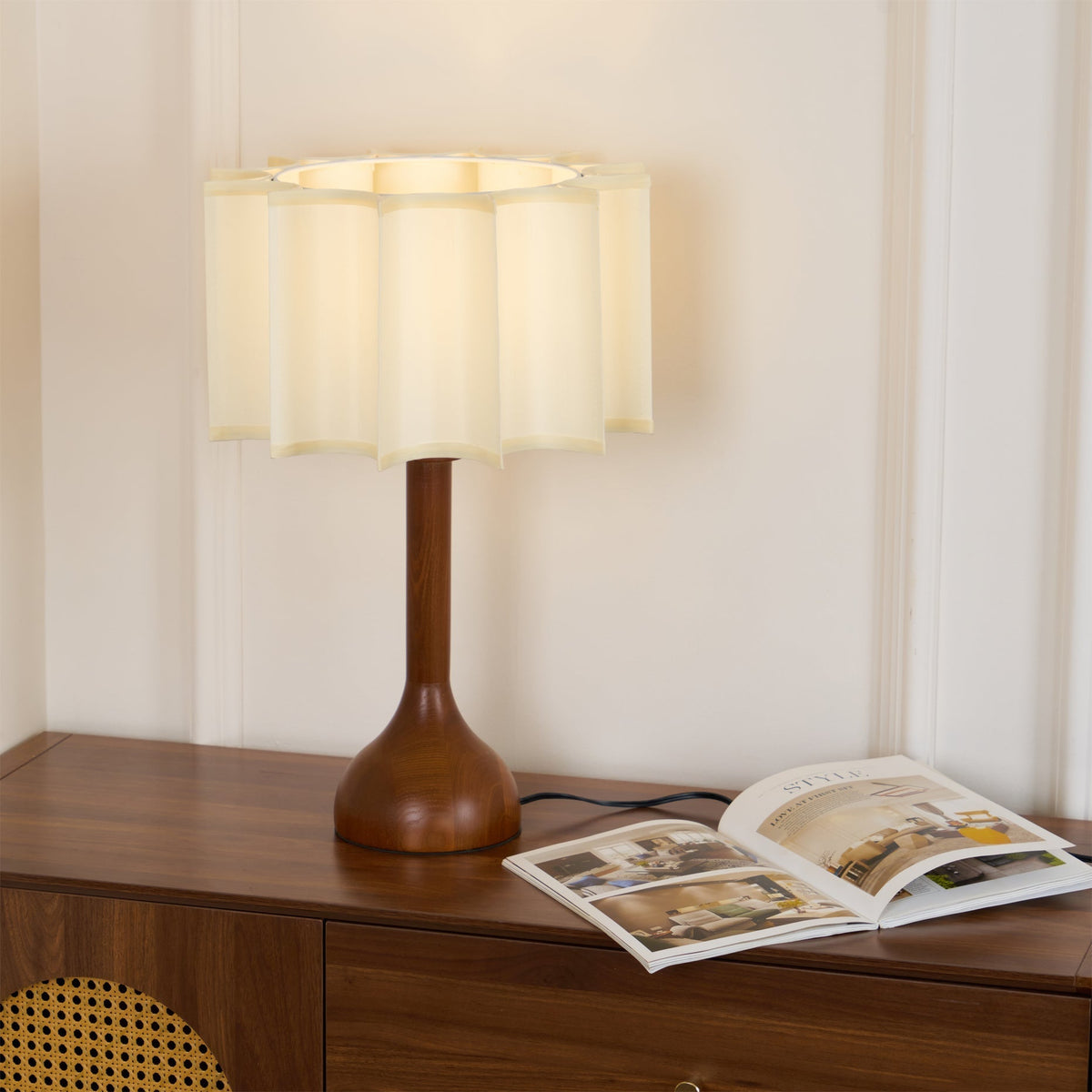 Livenq Tischleuchte aus Holz und Stoff im Retro-Stil