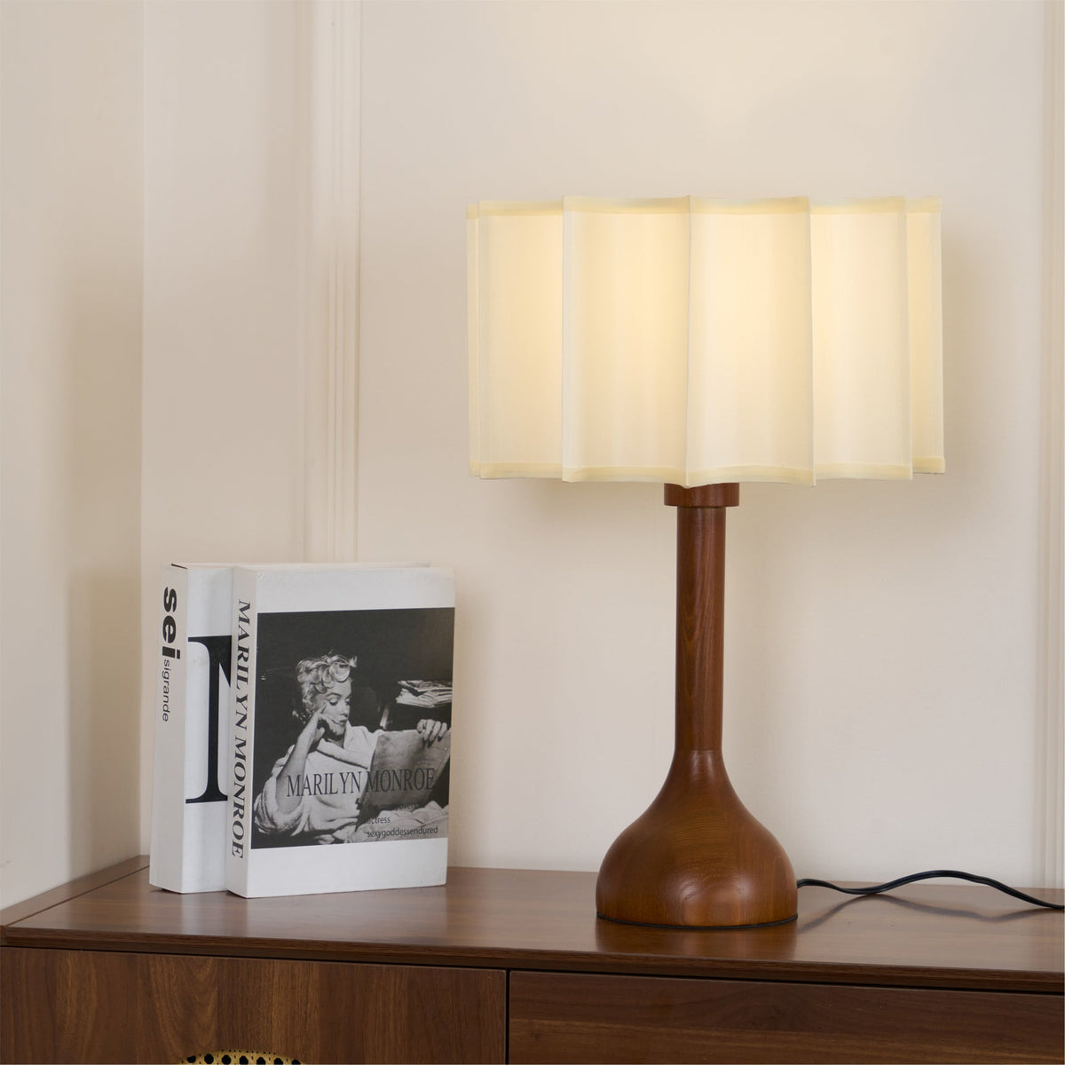 Livenq Tischleuchte aus Holz und Stoff im Retro-Stil